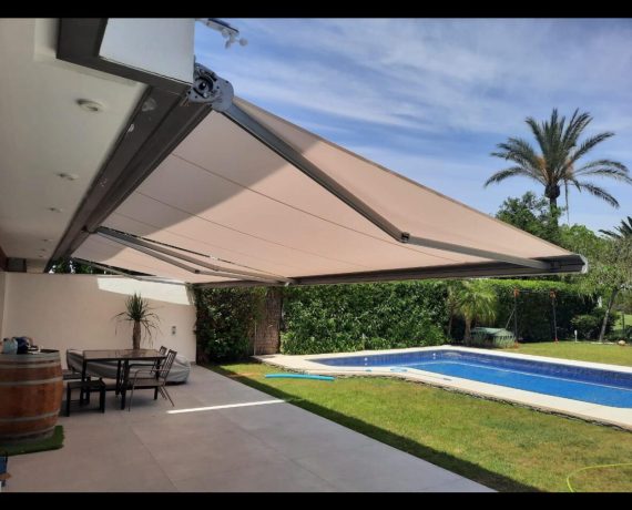 Toldo en piscina
